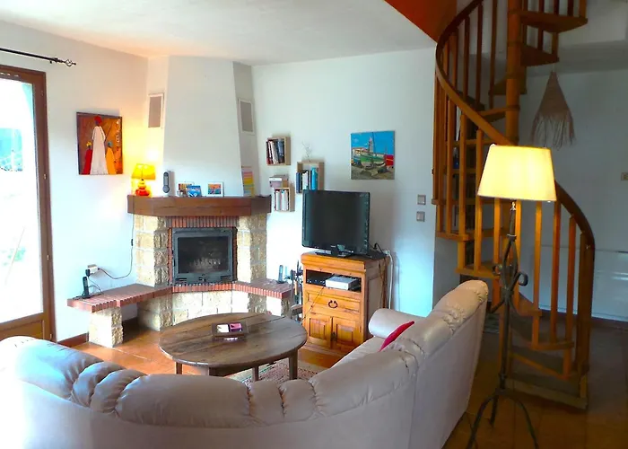 In With Scenic Hilltop Views Βίλα Le Boulou